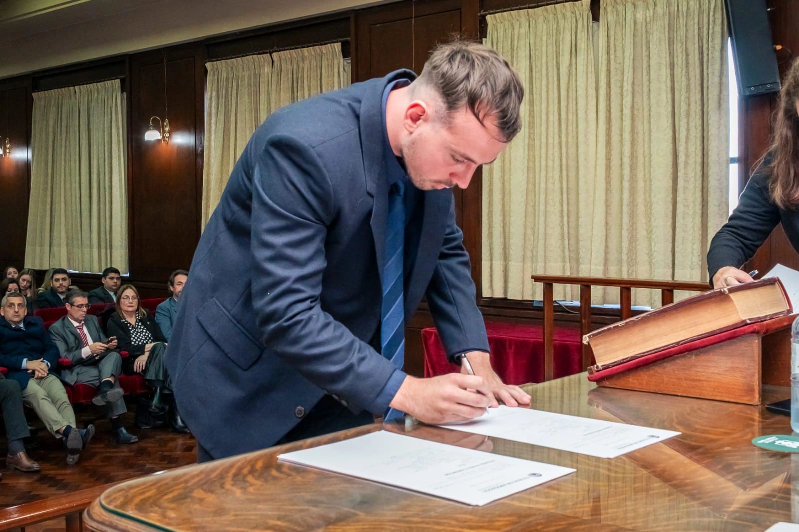 Firma de documentación legal en el Colegio de Abogados de Rosario